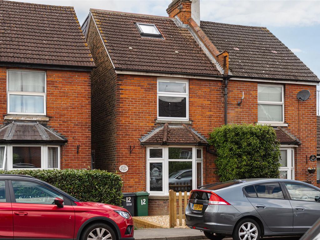 Room to rent in Horley Road, Redhill RH1, £950 pcm Zoopla