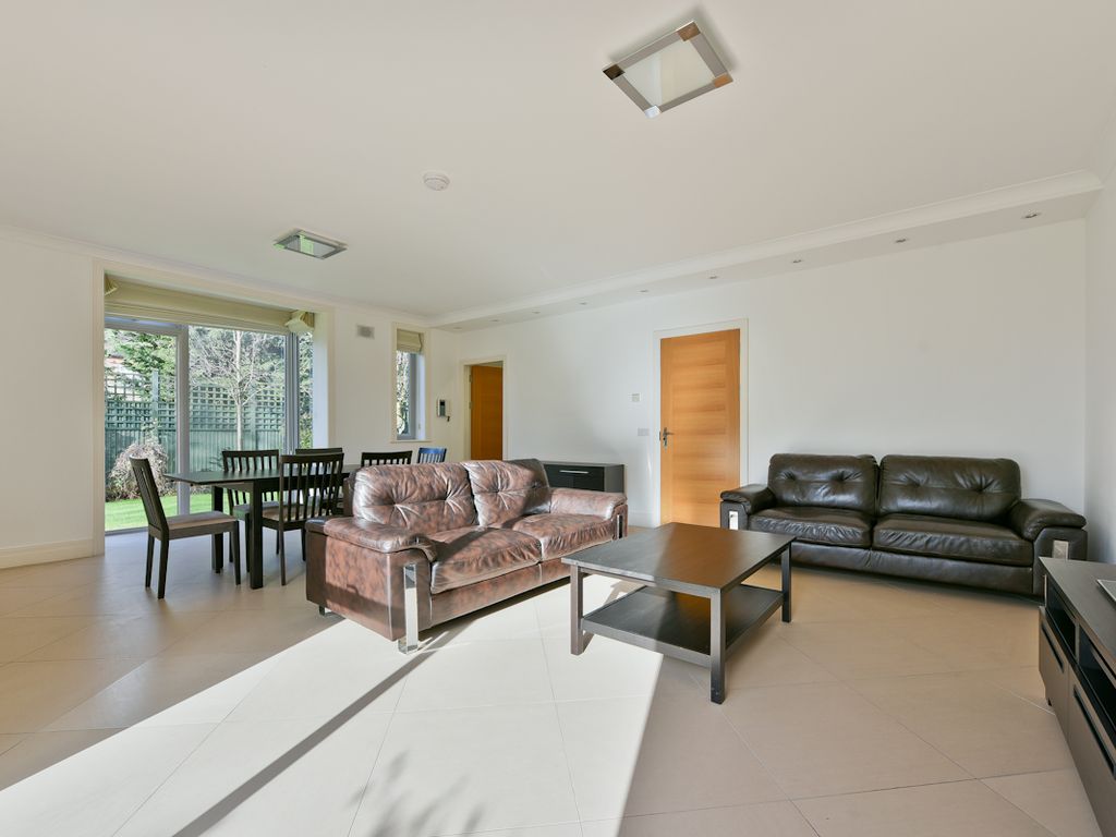 3 bed mews house to rent in Very Near Amherst Road Area, Ealing