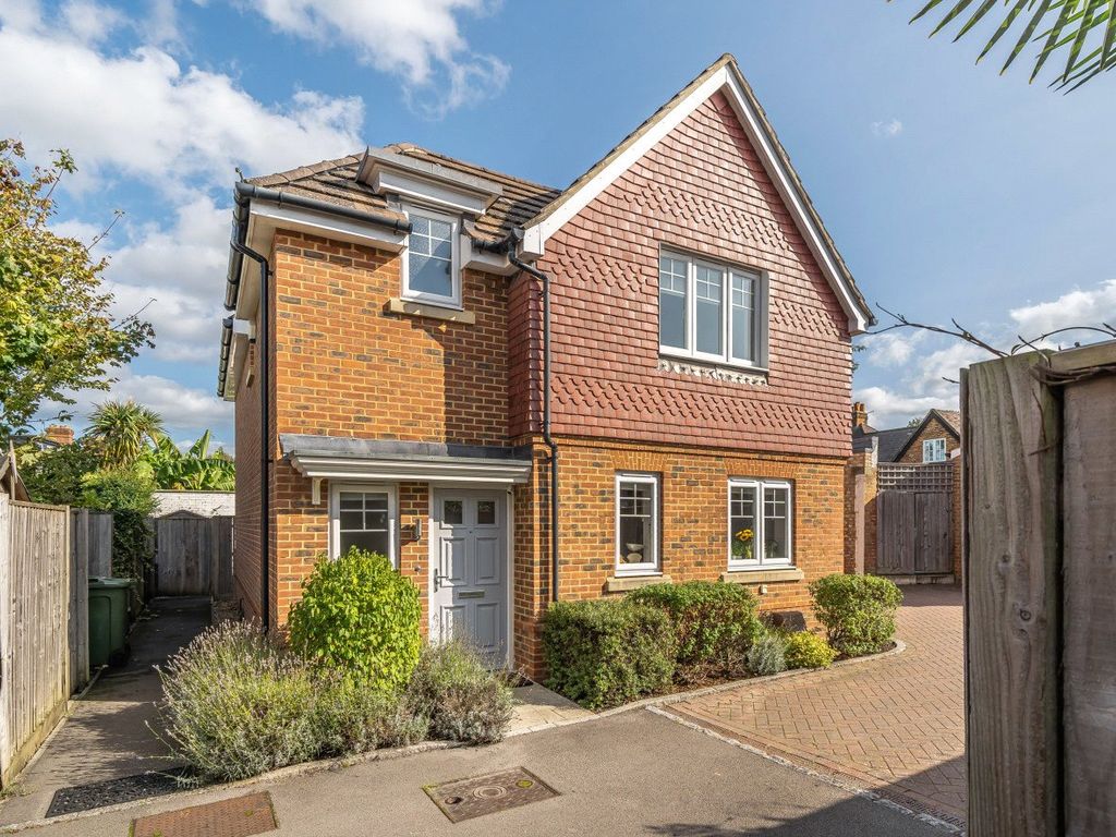3 bed detached house for sale in Shalford, Guildford, Surrey GU4, £