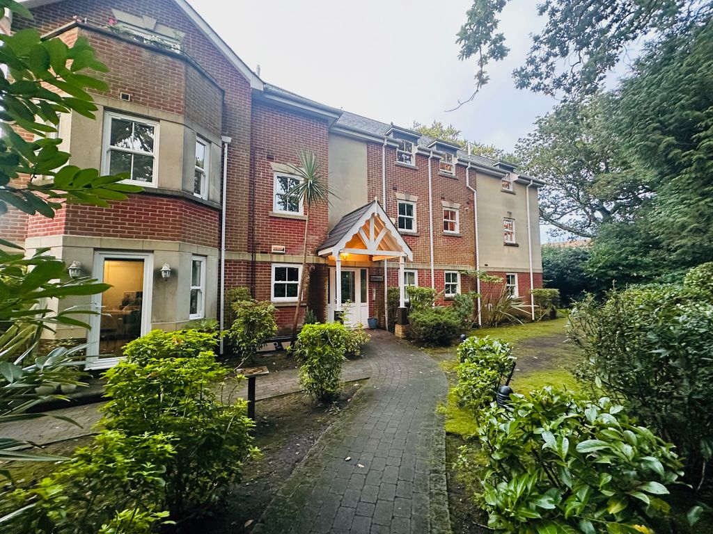 2 bed flat to rent in Wimborne Road, Winton, Bournemouth BH2, £1,395