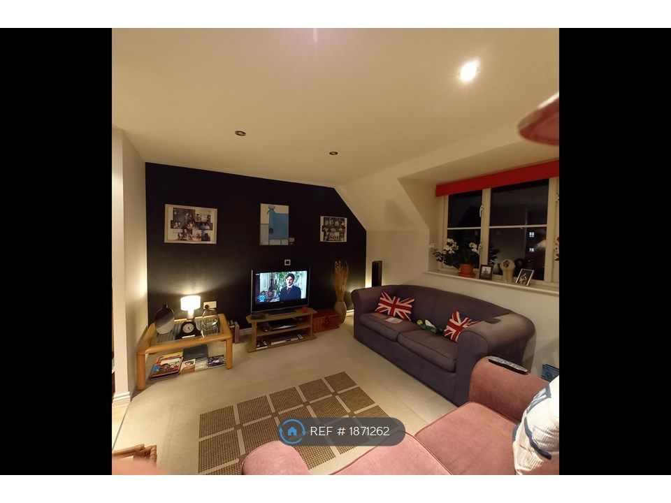 2 bed flat to rent in Stewart Place, Ware SG12, £1,125 pcm Zoopla