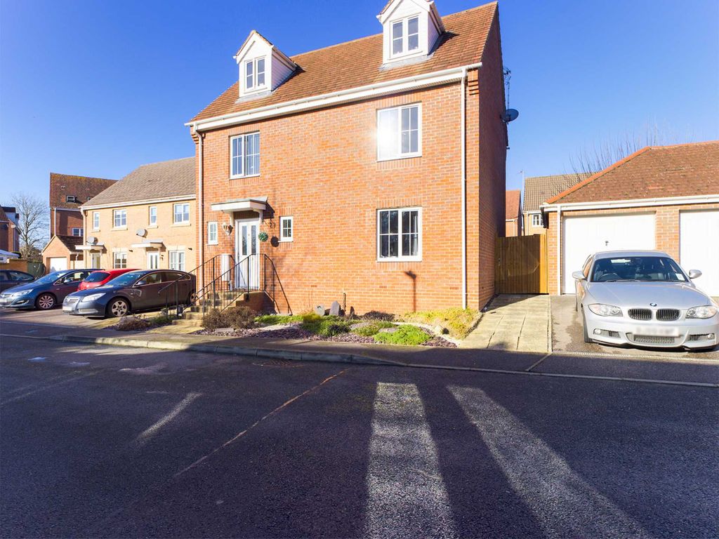 5 bed detached house for sale in Whitechurch Close, Stone, Aylesbury