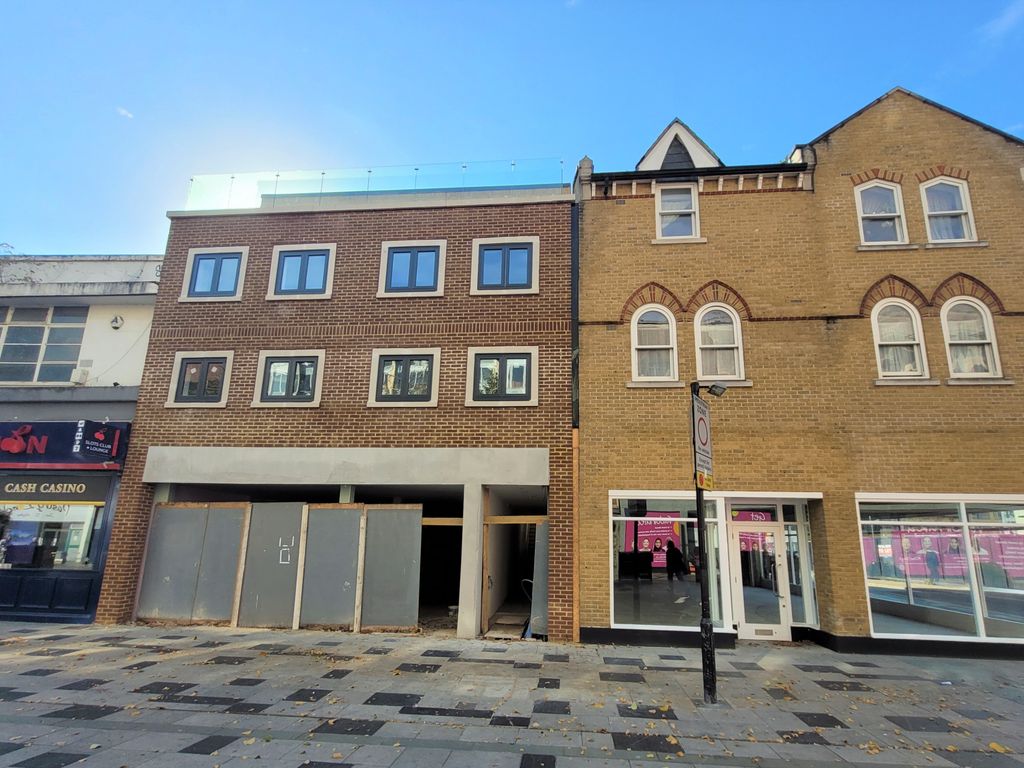 2 bed flat to rent in High Street, Slough SL1, £1,500 pcm Zoopla