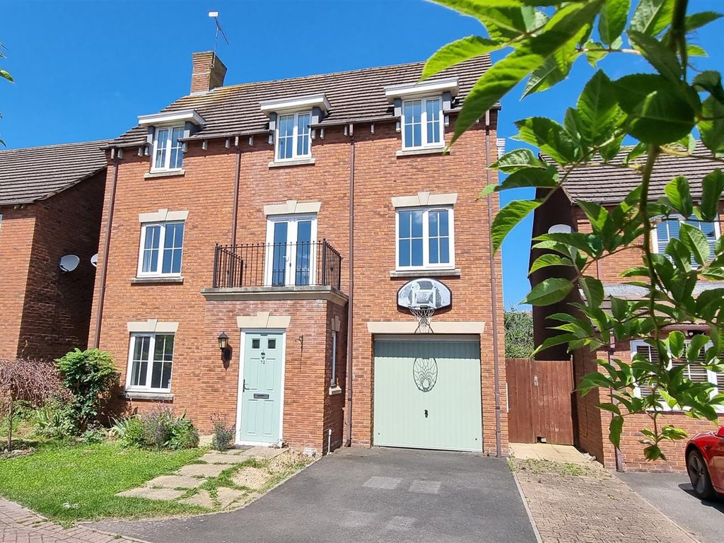 4 bed town house for sale in Erica Drive, Whitnash, Leamington Spa CV31