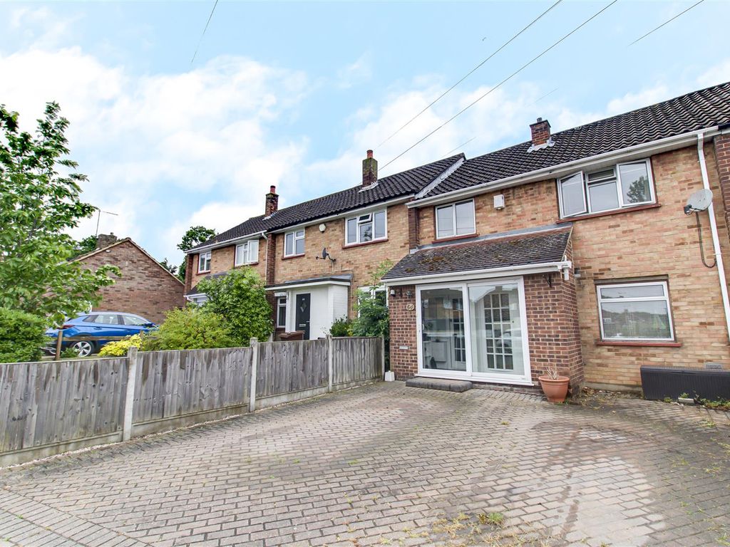 3 bed terraced house for sale in Queensmere, Benfleet SS7 - Zoopla