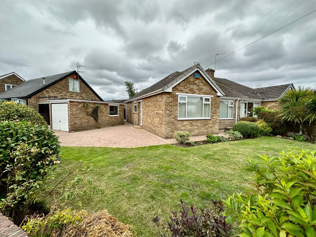 2 bed semidetached bungalow for sale in Sunnyside, Edenthorpe