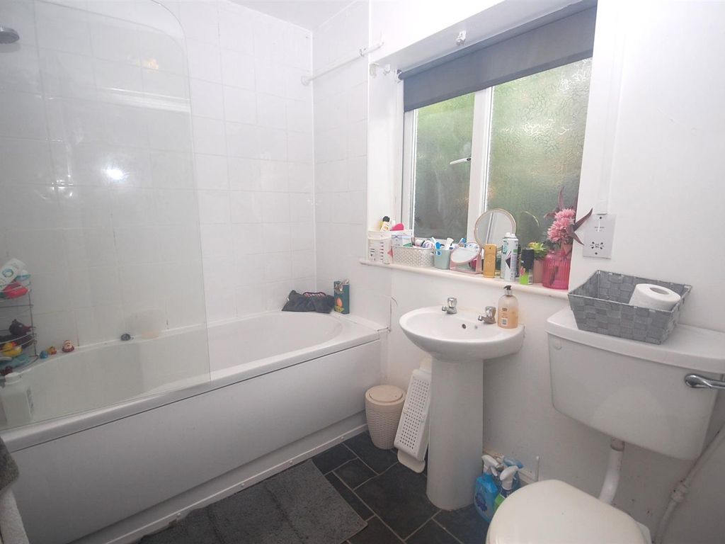 2 bed flat for sale in Beulah Terrace, Crossgates, Leeds LS15, £125,000