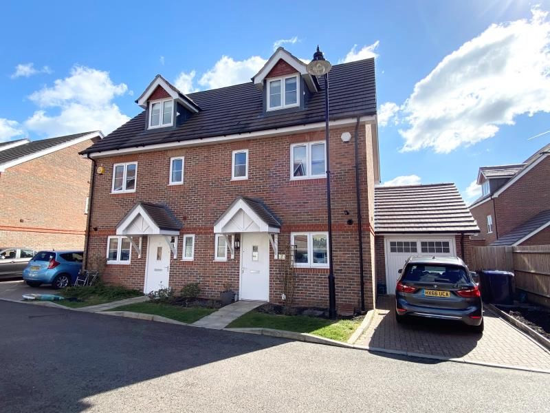 4 bed semidetached house to rent in Jersey Close, Knaphill, Woking