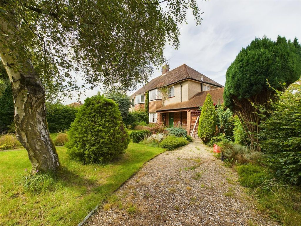 3 bed semidetached house for sale in Halls Road, Tilehurst, Reading
