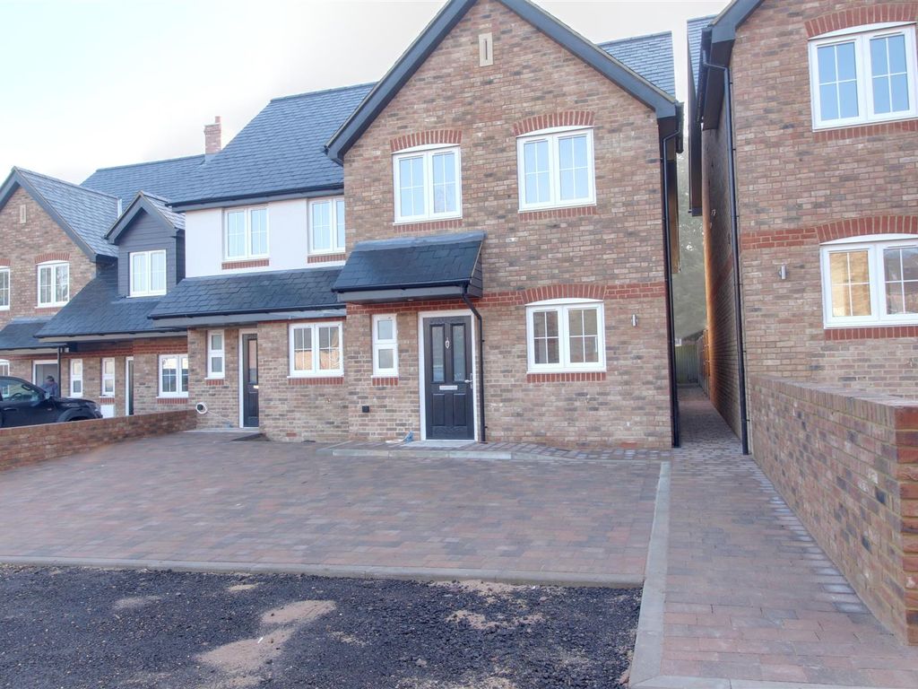 3 bed semidetached house for sale in High Street, Northchurch