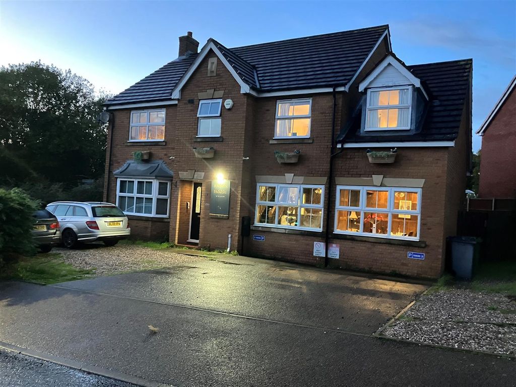 6 bed detached house for sale in Maple Leaf Drive, Marston Green
