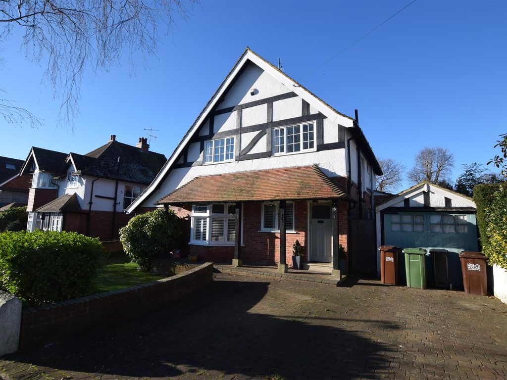 5 bed detached house to rent in Warwick Road, BexhillOnSea TN39, £