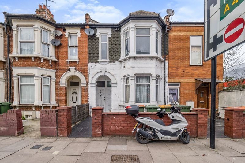 2 bed flat for sale in Romford Road, Ilford, London E12 Zoopla
