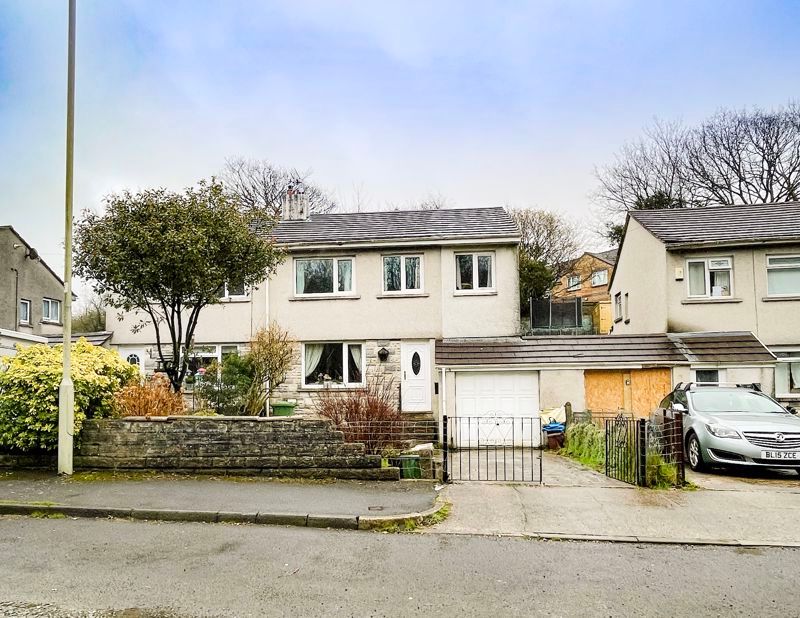 4 bed semidetached house for sale in Llangeinor Road, Brynmenyn