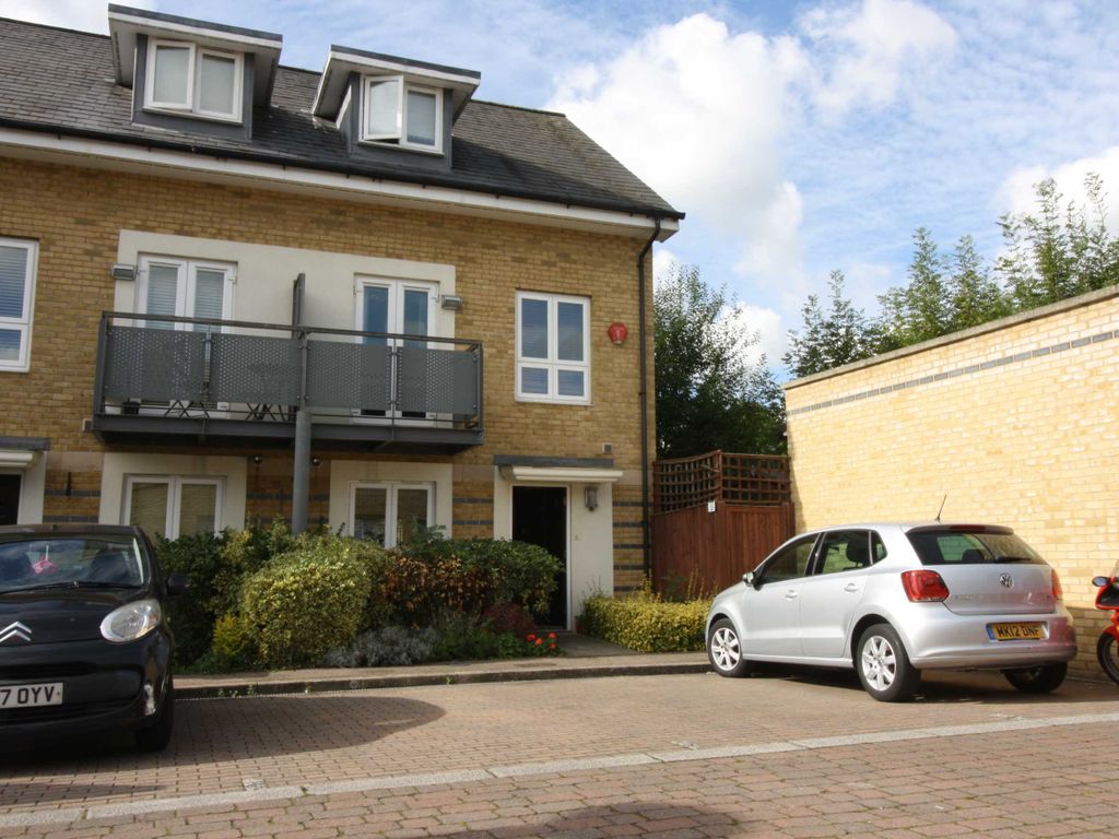 Hugo Close, Watford WD18  