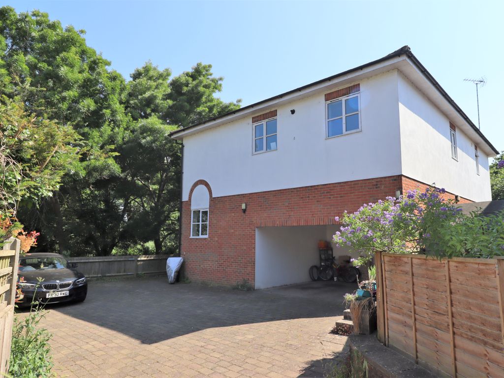 2 bed flat for sale in Brittain Road, WaltonOnThames KT12, £299,950