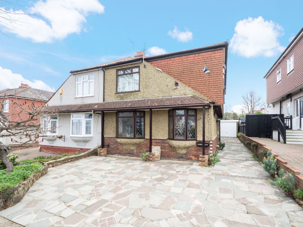 5 bed semidetached house to rent in Raeburn Avenue, West Dartford