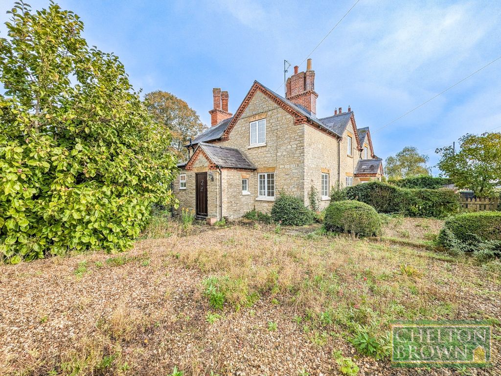 2 bed semidetached house for sale in Deanshanger Road, Wicken, Milton