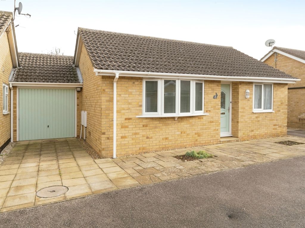 2 bed semidetached bungalow for sale in Gower Road, Royston SG8, £