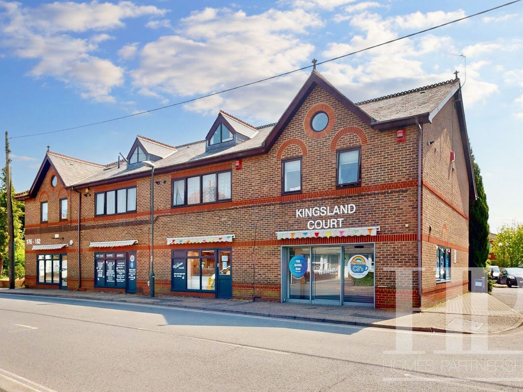 1 bed flat to rent in Three Bridges Road, Crawley RH10, £1,075 pcm Zoopla