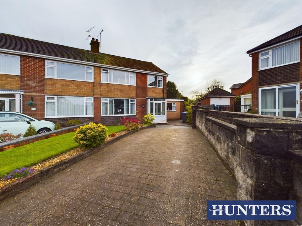 3 bed property for sale in Moorside Road, Werrington, StokeOnTrent