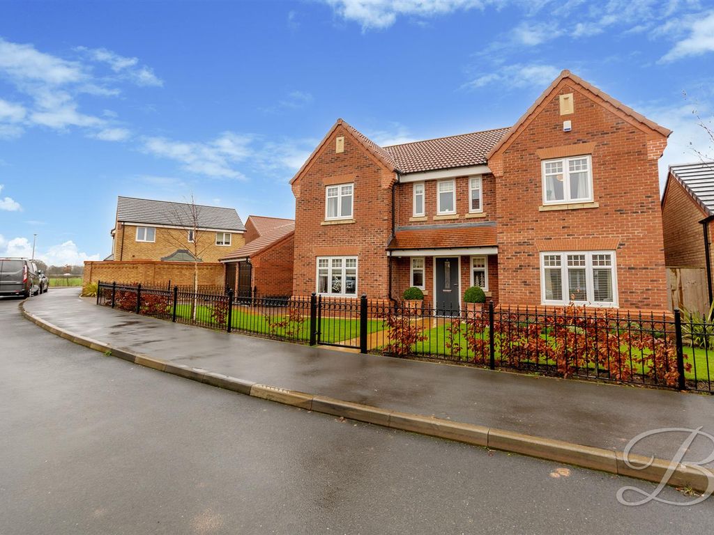 5 bed detached house for sale in Barford Close, Shireoaks, Worksop S81
