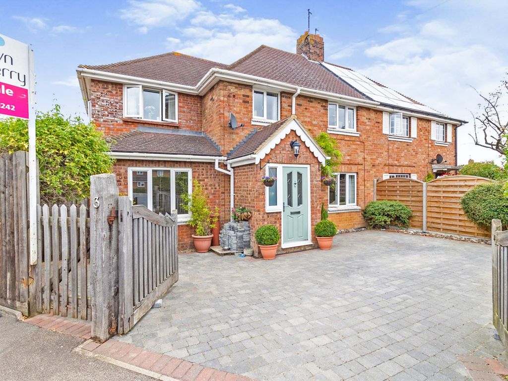 4 bed semidetached house for sale in Carrington Road, Newport Pagnell