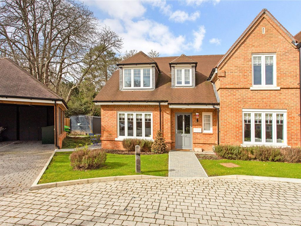 2 bed semidetached house for sale in Flexlands Place, Chobham, Woking