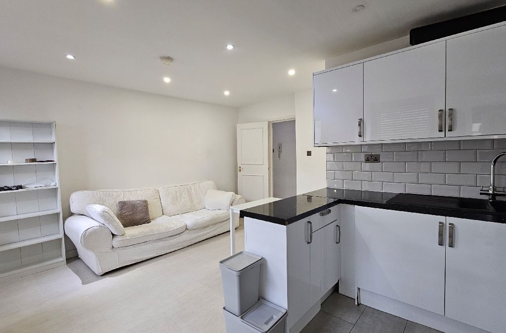 1 bed flat to rent in Hackney Road, London, Haggerston E2, £1,800 pcm