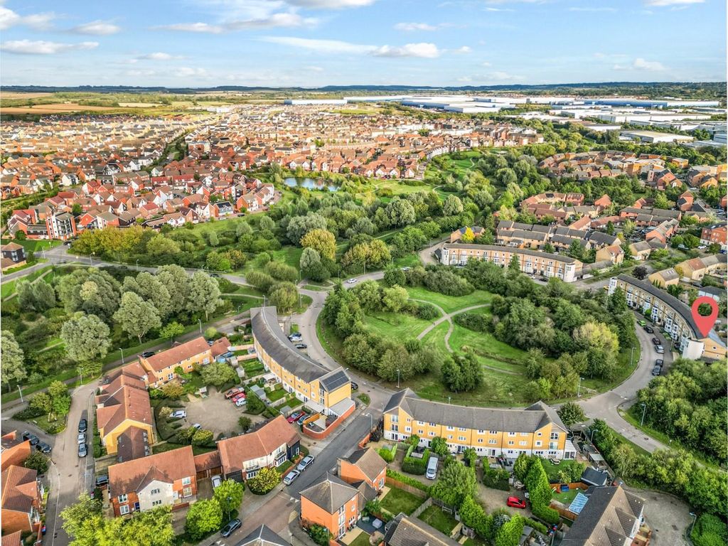 5 bed town house for sale in Milton Road, Broughton, Milton Keynes MK10