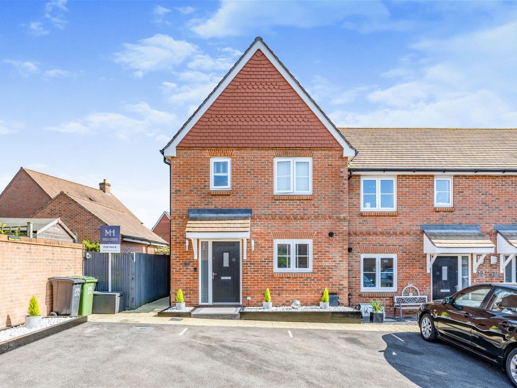 3 bed end terrace house for sale in Delamere Gardens, Fair Oak