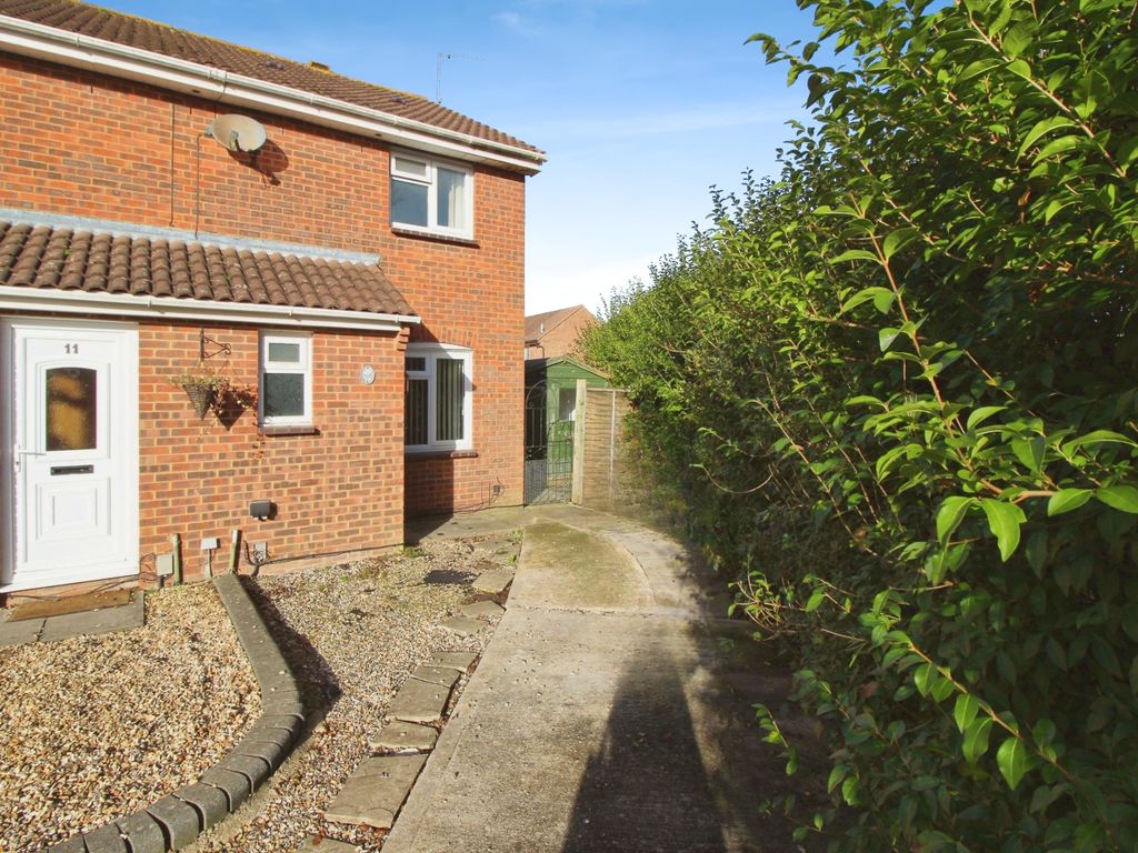 2 bed semidetached house to rent in Lapwing Close, Covingham, Swindon