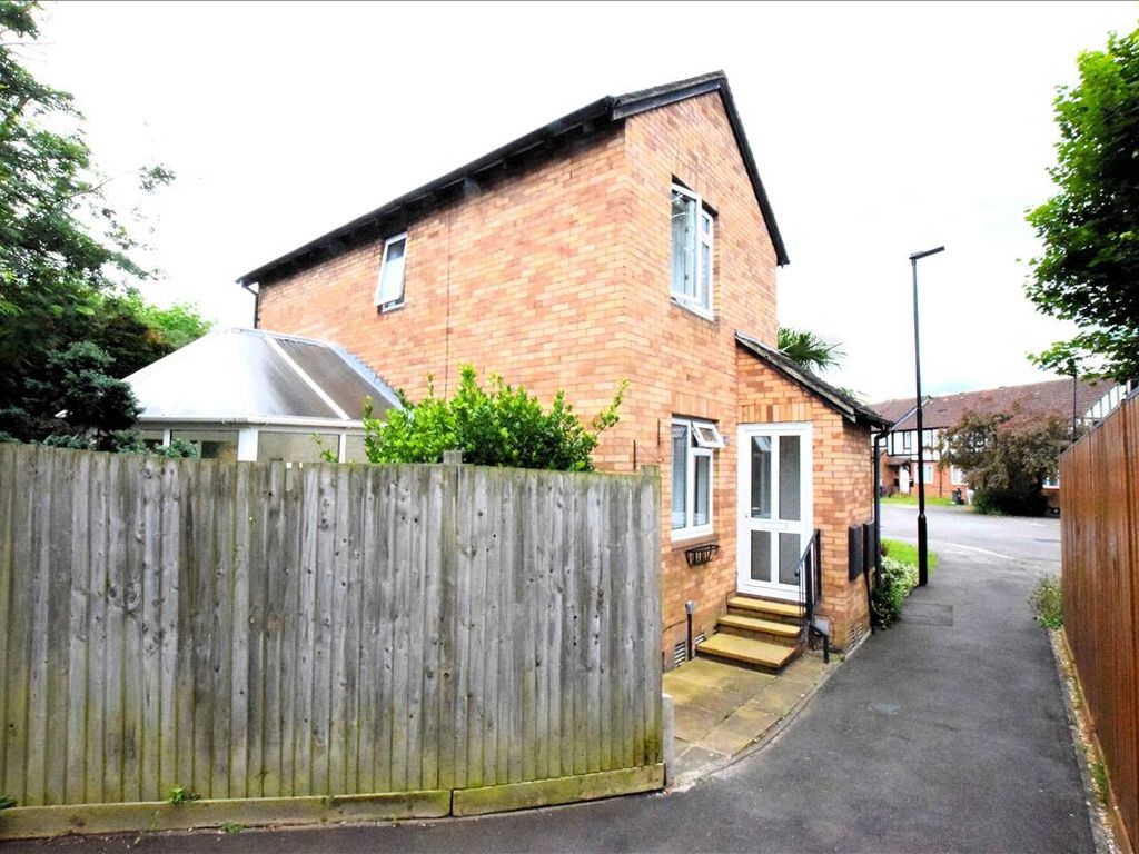 2 bed end terrace house for sale in Windermere Close, Feltham