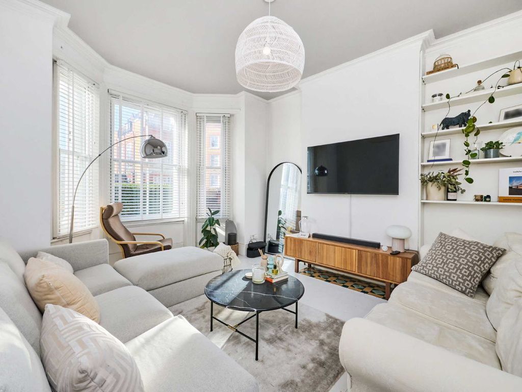 3 bed flat for sale in Latchmere Road, London SW11, £650,000 Zoopla