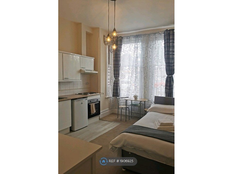 Studio to rent in Avenue South, Surbiton KT5, £900 pcm Zoopla