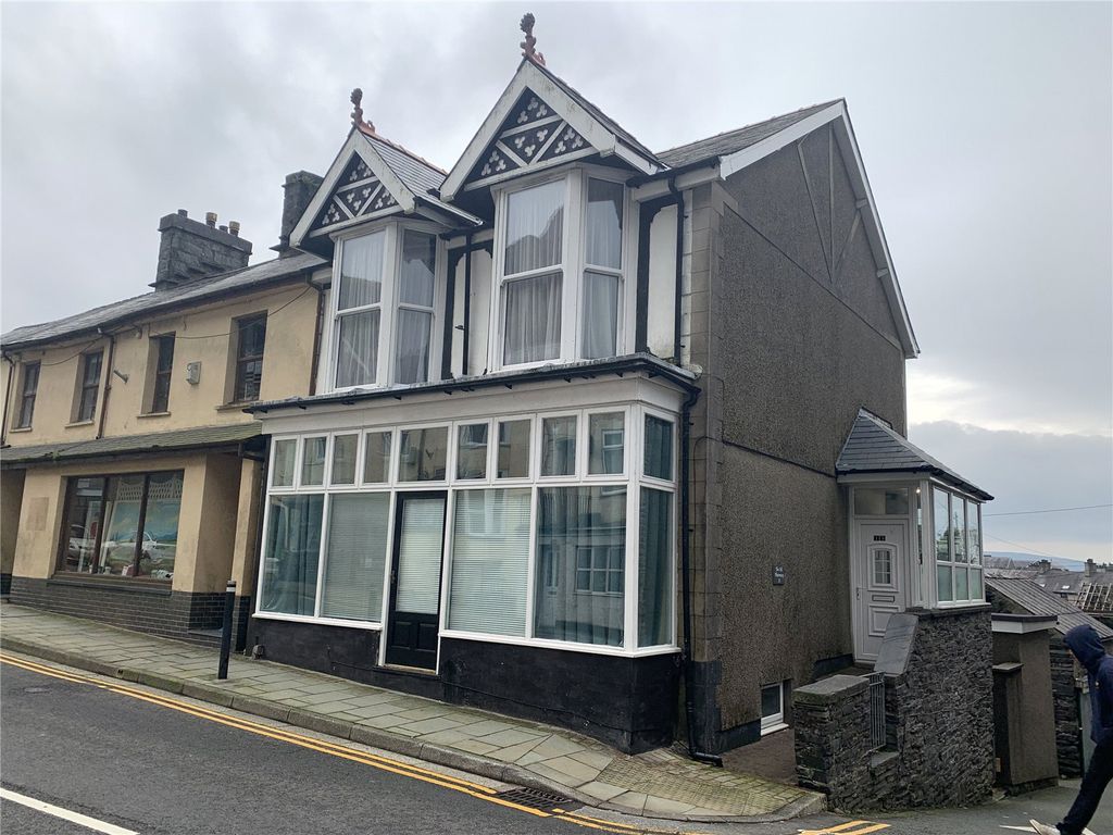 4 bed end terrace house for sale in 13 Church Street, Blaenau