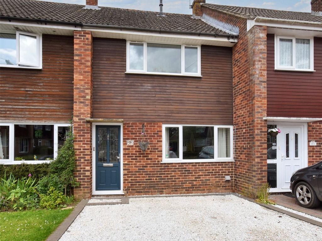 2 bed terraced house to rent in Fawconer Road, Kingsclere, Newbury