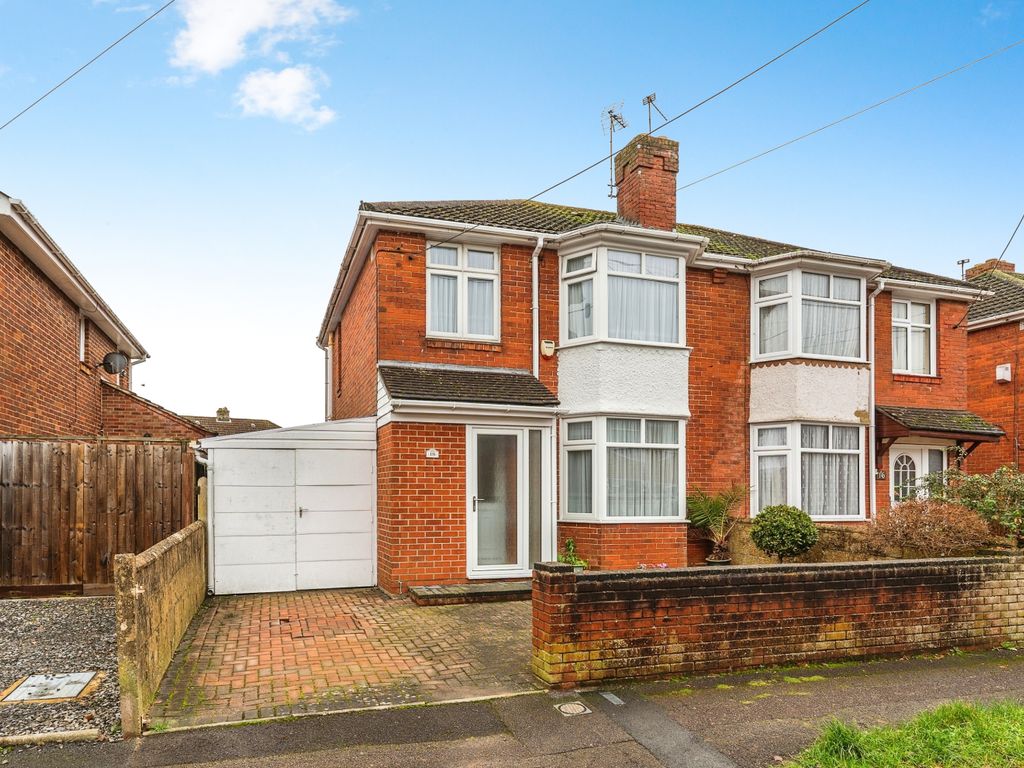 3 bed semidetached house for sale in Compton Road, Totton, Southampton