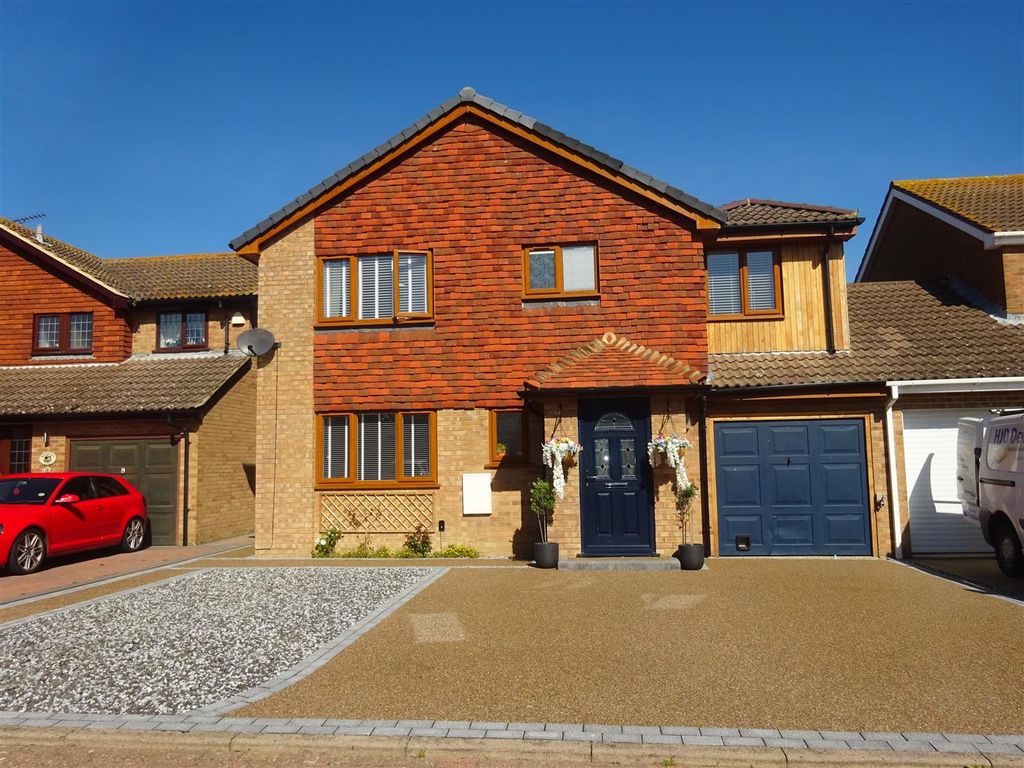 4 bed linkdetached house for sale in Gloucester Mews, New Romney TN28