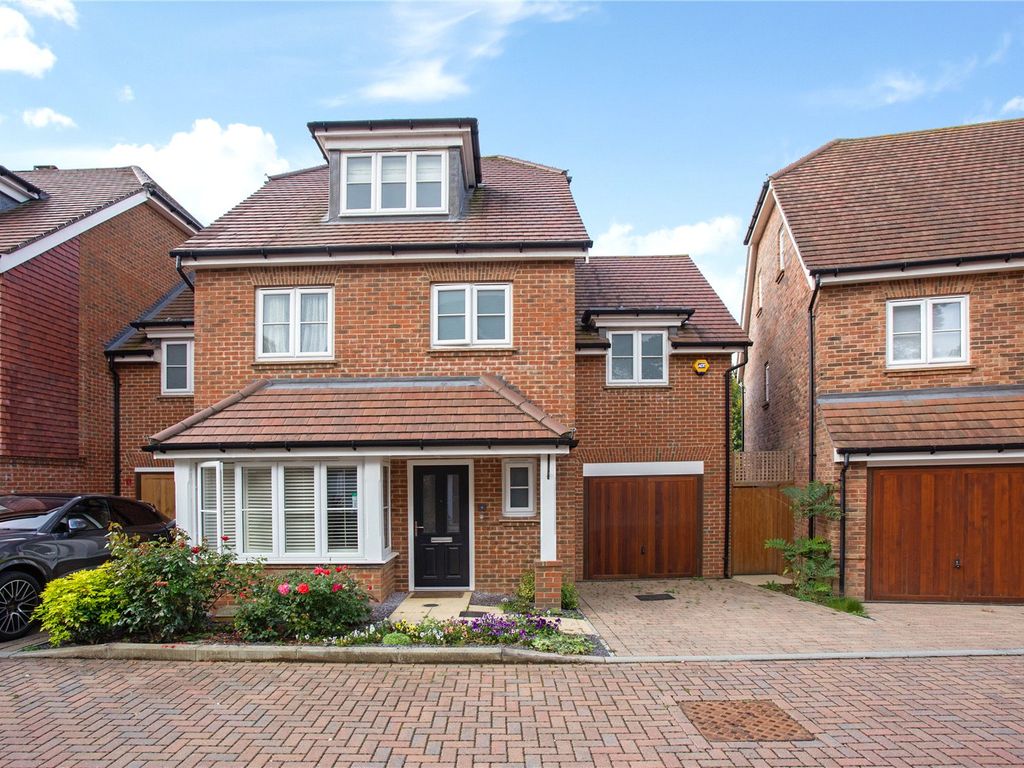4 bed linkdetached house for sale in Willow Mews, Caterham CR3, £