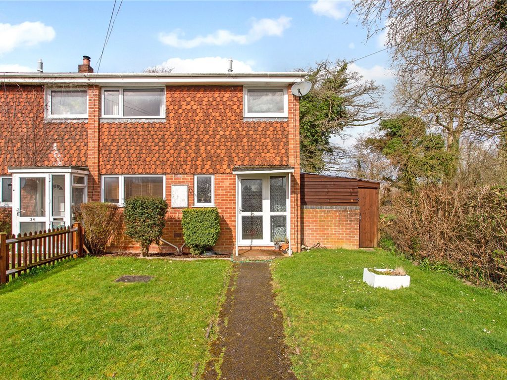 3 bed end terrace house for sale in Oakfields Close, Ecchinswell