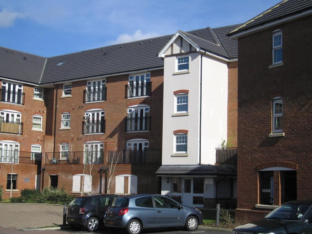2 bed flat to rent in Woodfield Road, Northgate, Crawley RH10 Zoopla