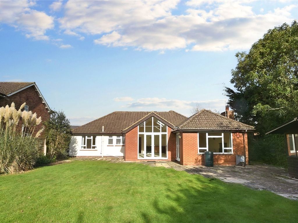 4 bed bungalow to rent in Northumberland Avenue, Aylesbury