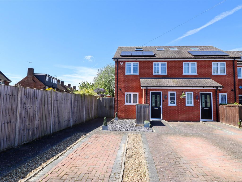 4 bed property for sale in Kenilworth Road, Farnborough GU14, £400,000