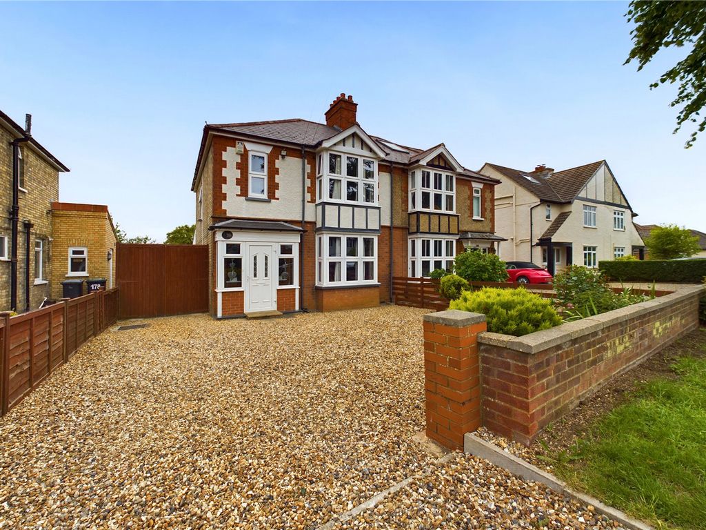 3 bed semidetached house for sale in London Road, Biggleswade