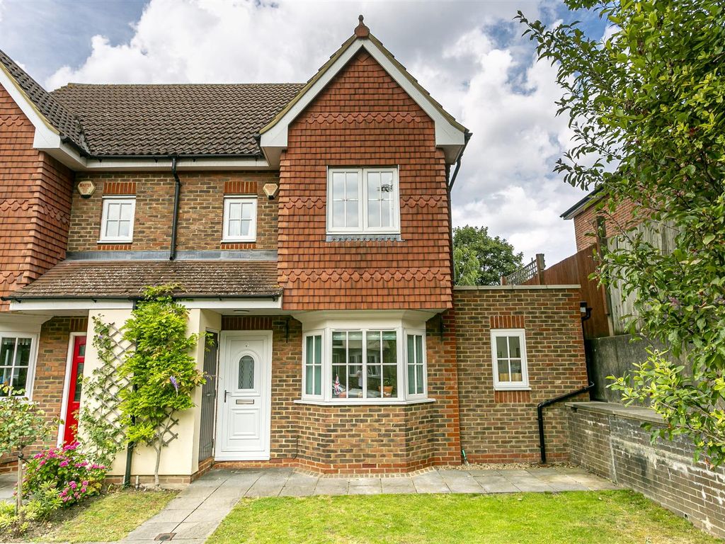 3 bed property for sale in Osprey Close, Cheam, Sutton SM1, £600,000