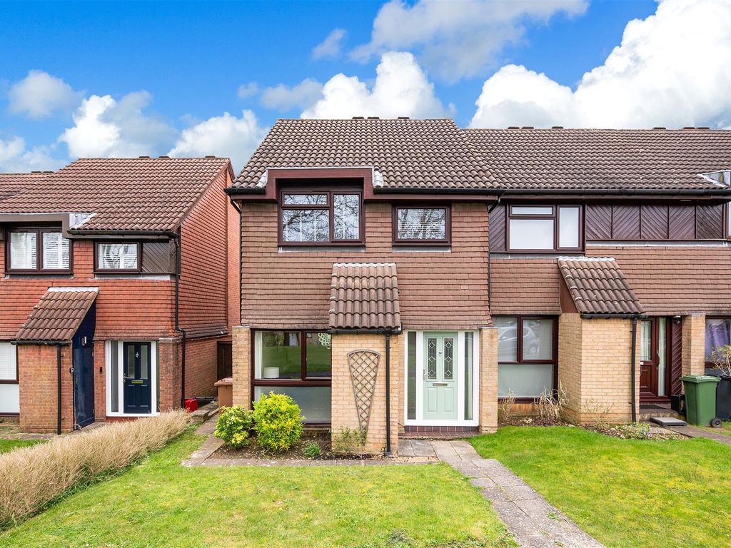 3 bed end terrace house for sale in Hillside Close, Banstead SM7, £