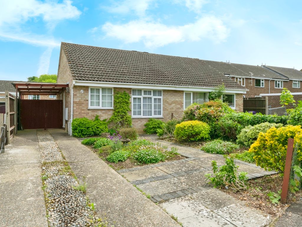 2 bed bungalow for sale in Kipling Close, Hitchin, Hertfordshire SG4, £