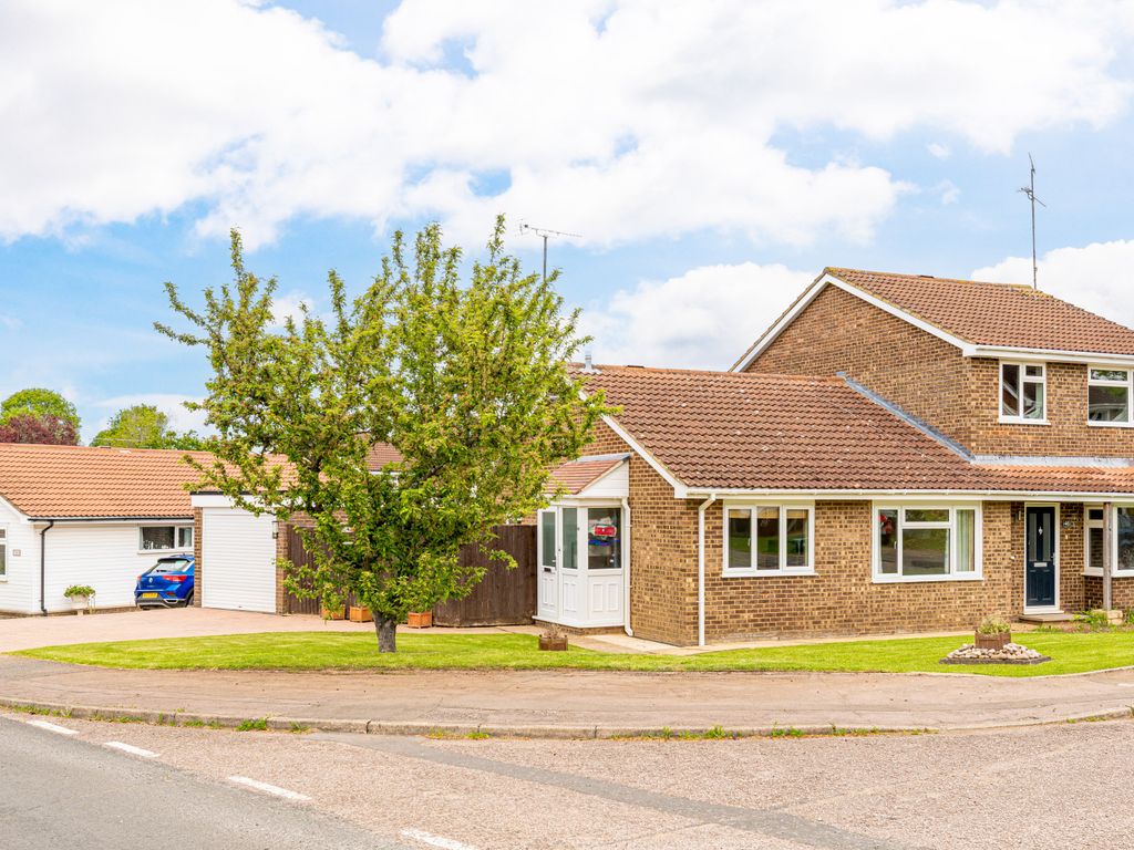 2 bed bungalow for sale in Magpie Way, Winslow, Buckingham MK18, £