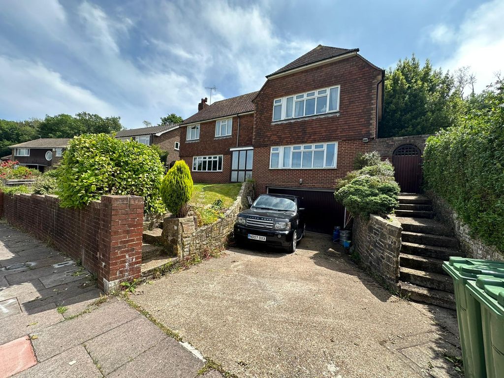 4 bed detached house to rent in Cranborne Avenue, Meads, Eastbourne